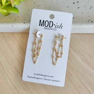 Dainty gold chain earrings that are lightweight and easy to elevate any outfit.  A great gift for busy moms and teens alike.  Perfect for everyday wear.